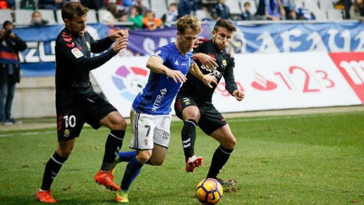 muniz-i-valentin-presionant-nestor-susaeta-un-corco-amb-la-pilota-aturada